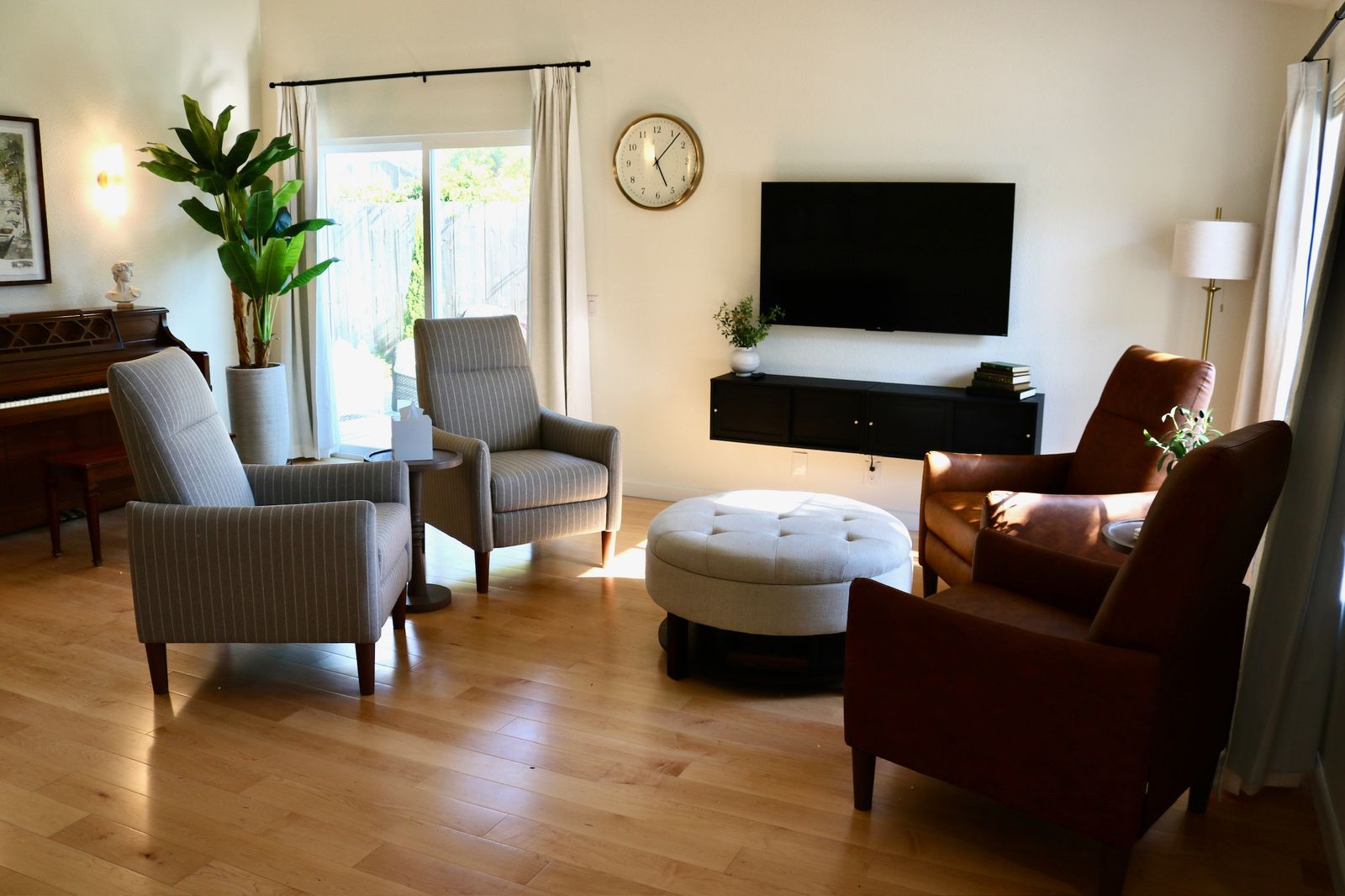 Bright, comfortably furnished living room